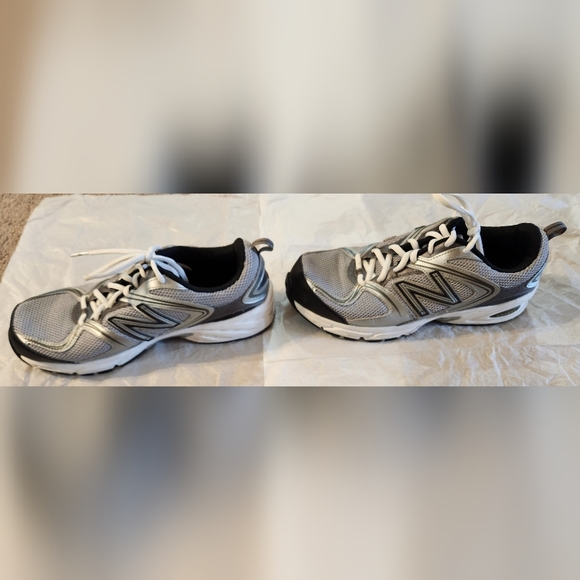 Brand New (NWOT) New balance running shoes - Picture 2 of 5